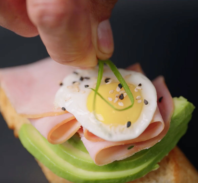 Palta, Huevos de Codorniz y Ajonjolí
